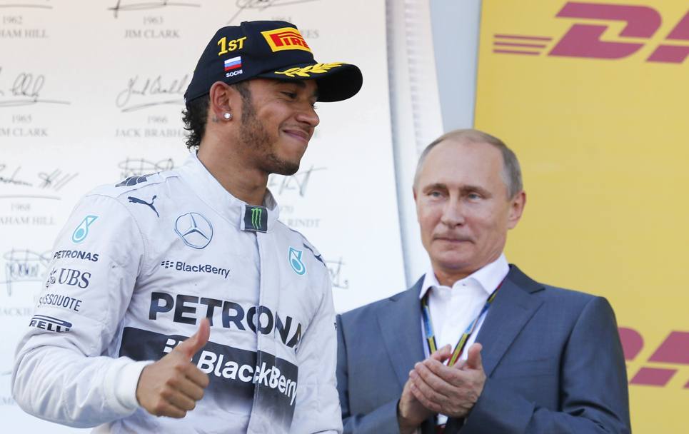 La gioia di Hamilton che ha ora 17 punti su Rosberg. Reuters